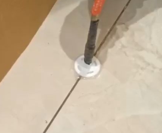 五营瓷砖空鼓维修公司专业解答瓷砖在铺贴过程中，如果没有涂抹均匀到位的粘结材料（如水泥砂浆或瓷砖胶），可能会导致以下问题