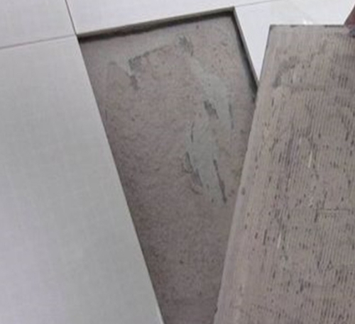 五营瓷砖空鼓维修公司分享瓷砖铺贴时如果打浆（即涂抹在瓷砖背面和基层上的砂浆或瓷砖胶）过少，会带来以下问题